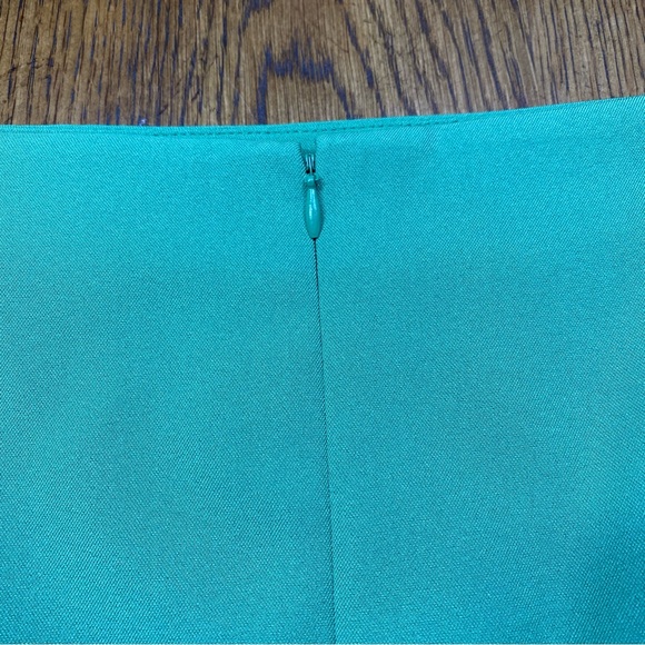 NWT JM Studio by John Meyer Sage / Green Stretch Pencil Skirt
Size 14 - Picture 6 of 9